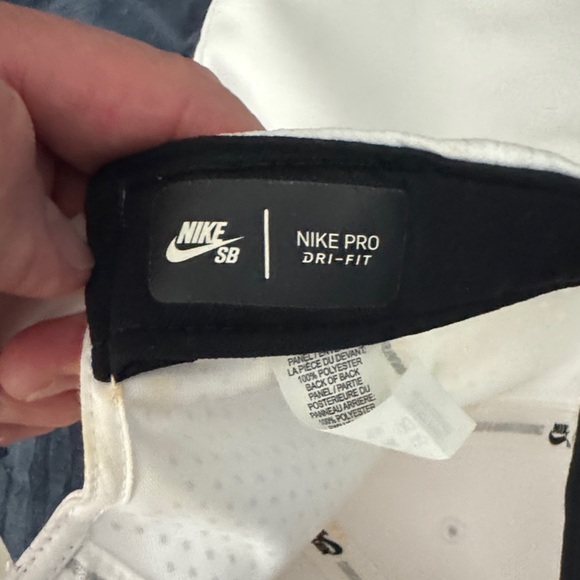 Nike SB White Perforated Cap - Picture 2 of 3